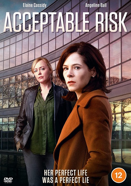 Twee vrouwen staan voor een modern gebouw. De vrouw op de voorgrond draagt een bruine jas. De filmtitel 'ACCEPTABLE RISK' staat bovenaan.
