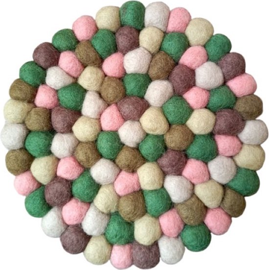 Een ronde vilten onderzetter, gemaakt van veel balletjes in aardetinten zoals roze, wit, beige, bruin en groen.