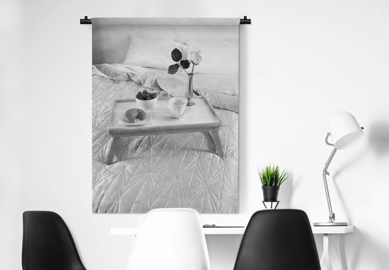 Wandkleed - Wanddoek - Dienblad met ontbijt op bed - zwart wit - 90x120 cm - Wandtapijt