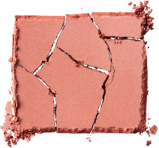 Een gebroken Maybelline Fit Me Blush 15 Nude, een zachtoranje poeder met fijne glitters.