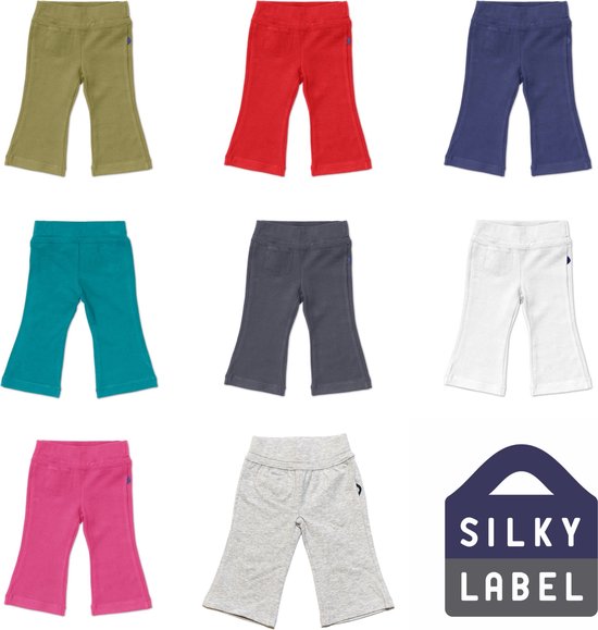 Mozaïek van kinderbroeken in verschillende kleuren: olijfgroen, rood, blauw, turquoise, grijs, wit, roze en lichtgrijs.