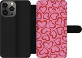 Bookcase Geschikt voor iPhone 13 Pro Max telefoonhoesje - Een illustratie van behang met rode hartjes - Met vakjes - Wallet case met magneetsluiting