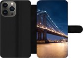 Bookcase Geschikt voor iPhone 13 Pro Max telefoonhoesje - New York - Manhattan - Maan - Met vakjes - Wallet case met magneetsluiting