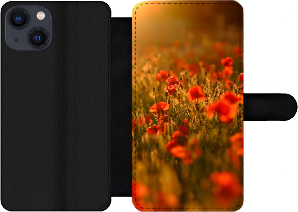 Telefoonhoesje Geschikt voor iPhone 13 telefoonhoesje - Oranje gloed over de Klaprozen in het veld - Met vakjes - Wallet case met magneetsluiting