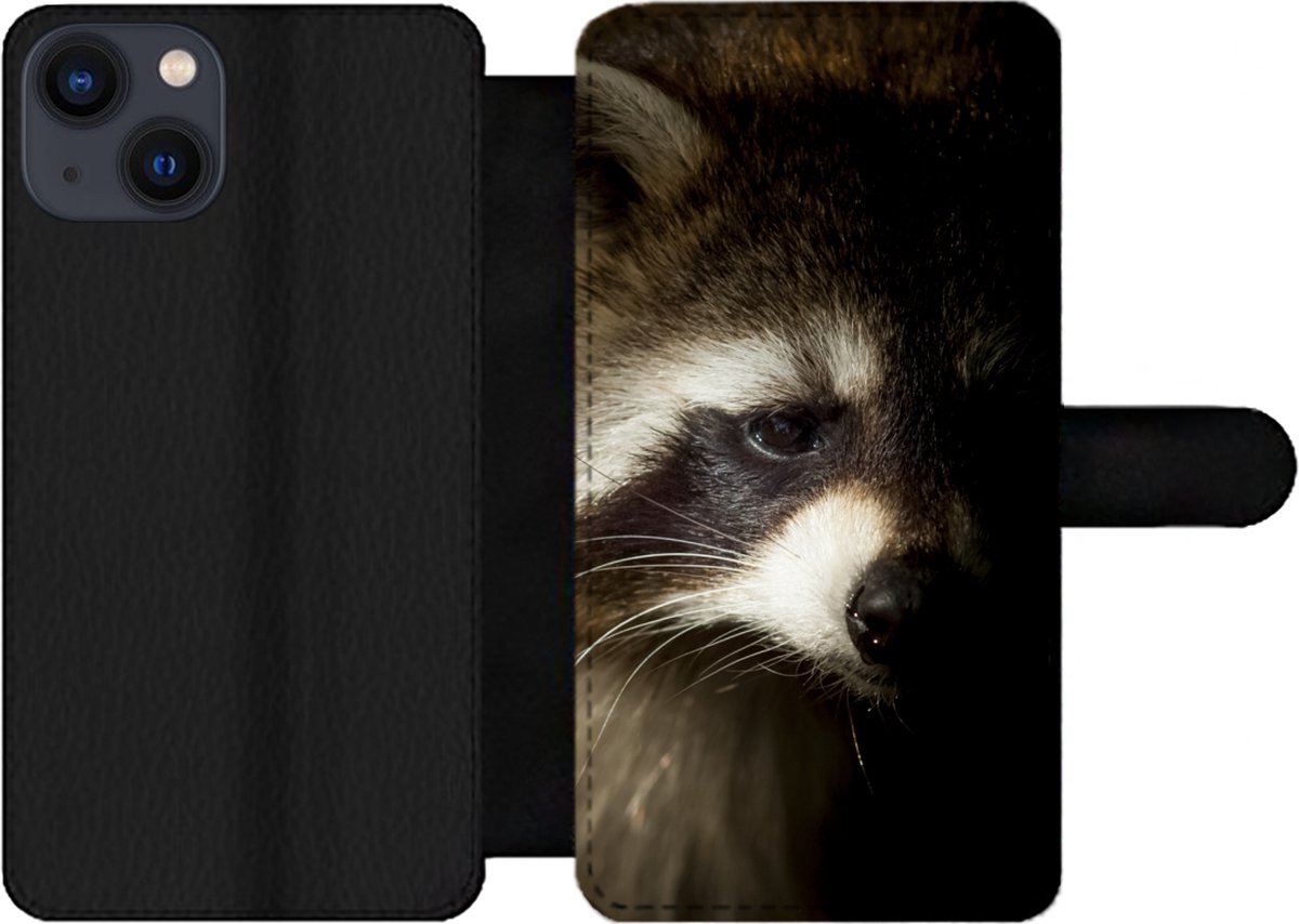 Telefoonhoesje Geschikt voor iPhone 13 telefoonhoesje - Wasbeer - Wilde dieren - Zwart - Met vakjes - Wallet case met magneetsluiting