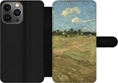 Bookcase Geschikt voor iPhone 13 Pro telefoonhoesje - Geploegde akkers - Vincent van Gogh - Met vakjes - Wallet case met magneetsluiting