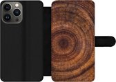 Bookcase Geschikt voor iPhone 13 Pro telefoonhoesje - Cirkel - Hout - Ringen - Met vakjes - Wallet case met magneetsluiting