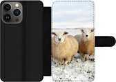 Bookcase Geschikt voor iPhone 13 Pro telefoonhoesje - Groep nieuwsgierige schapen - Met vakjes - Wallet case met magneetsluiting