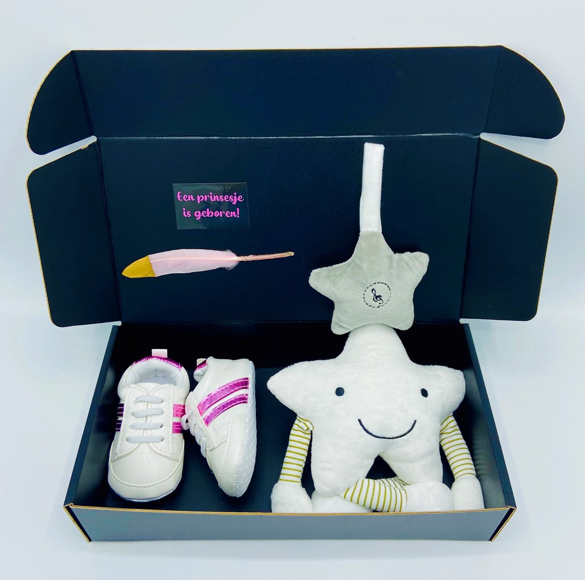Kraamcadeau meisje - kraampakket met babysneakers en muziekmobiel - kraamkado - kan ook rechtstreeks met kaart worden opgestuurd Kraamcadeau meisje - kraampakket met babysneakers en muziekmobiel - kraamkado - kan ook rechtstreeks met kaart worden opgestuurd