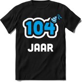 104 Jaar Feest kado T-Shirt Heren / Dames - Perfect Verjaardag Cadeau Shirt - Wit / Blauw - Maat M