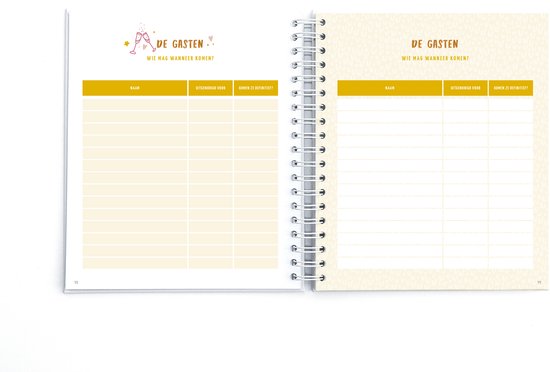 Open ringband-planner met tabellen voor gastenlijsten en genodigden, in gele en crème tinten.