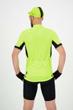 Man staat naar achteren, poseert met handen op heupen. Draagt fluorgeel fietsshirt met zwarte mouwen en zijkanten, zwarte fietsbroek en groene sokken.