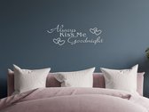 Stickerheld - Muursticker Always kiss me goodnight - Slaapkamer - Liefde - decoratie - Engelse Teksten - Mat Lichtgrijs - 27.5x73.8cm