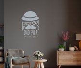 Stickerheld - Muursticker Best dad ever - Woonkamer - Vaderdag - Bolhoed, vergrootglas en snor - Engelse Teksten - Mat Zilver - 58.7x41.3cm