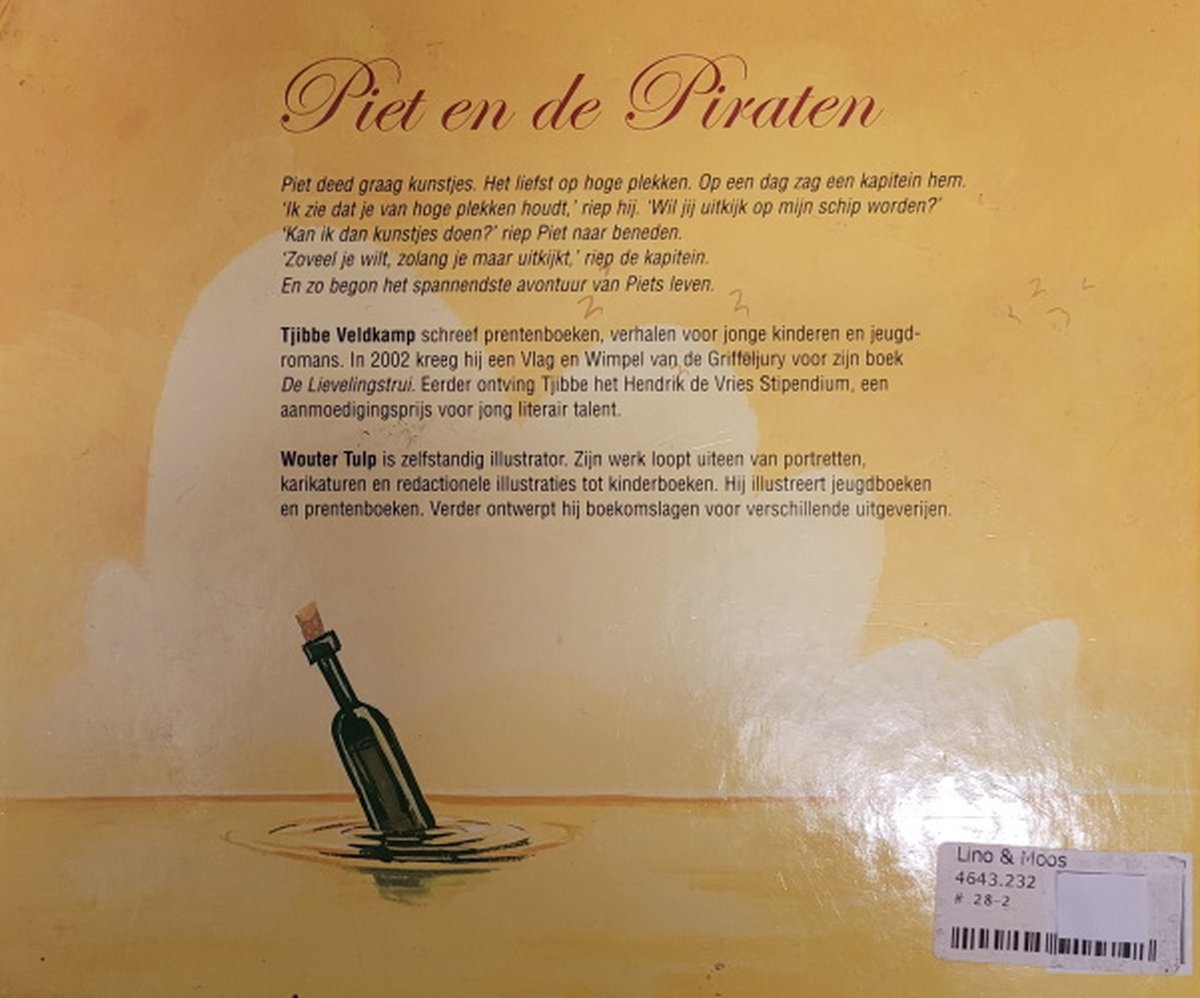 Boekomslag "Piet en de Piraten" met een fles met een kurk erin, drijvend in het water.