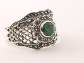 Bewerkte zilveren ring met smaragd - maat 17