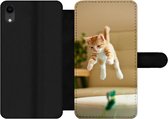 Bookcase Geschikt voor iPhone XR telefoonhoesje - Kat - Spring - Speelgoed - Met vakjes - Wallet case met magneetsluiting
