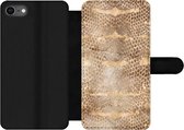 Bookcase Geschikt voor iPhone 7 telefoonhoesje - Slangenprint - Goud - Bruin - Met vakjes - Wallet case met magneetsluiting