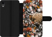 Bookcase Geschikt voor iPhone XR telefoonhoesje - Schotse hooglander - Bloemen - Oranje - Met vakjes - Wallet case met magneetsluiting