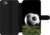 Bookcase Geschikt voor iPhone 8 telefoonhoesje - Voetbal in het gras - Met vakjes - Wallet case met magneetsluiting