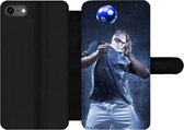 Bookcase Geschikt voor iPhone 7 telefoonhoesje - Hooghoudende voetballer - Met vakjes - Wallet case met magneetsluiting