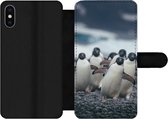 Bookcase Geschikt voor iPhone XS telefoonhoesje - Adelie pinguïns op het strand - Met vakjes - Wallet case met magneetsluiting