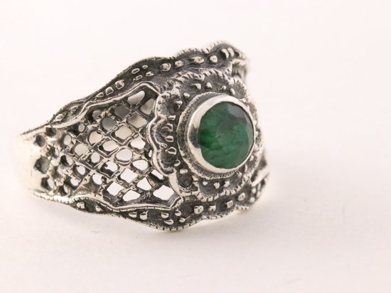 Bewerkte zilveren ring met smaragd - maat 16.5