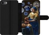 Bookcase Geschikt voor iPhone 7 telefoonhoesje - Melkmeisje - Meisje met de parel - Vermeer - Met vakjes - Wallet case met magneetsluiting