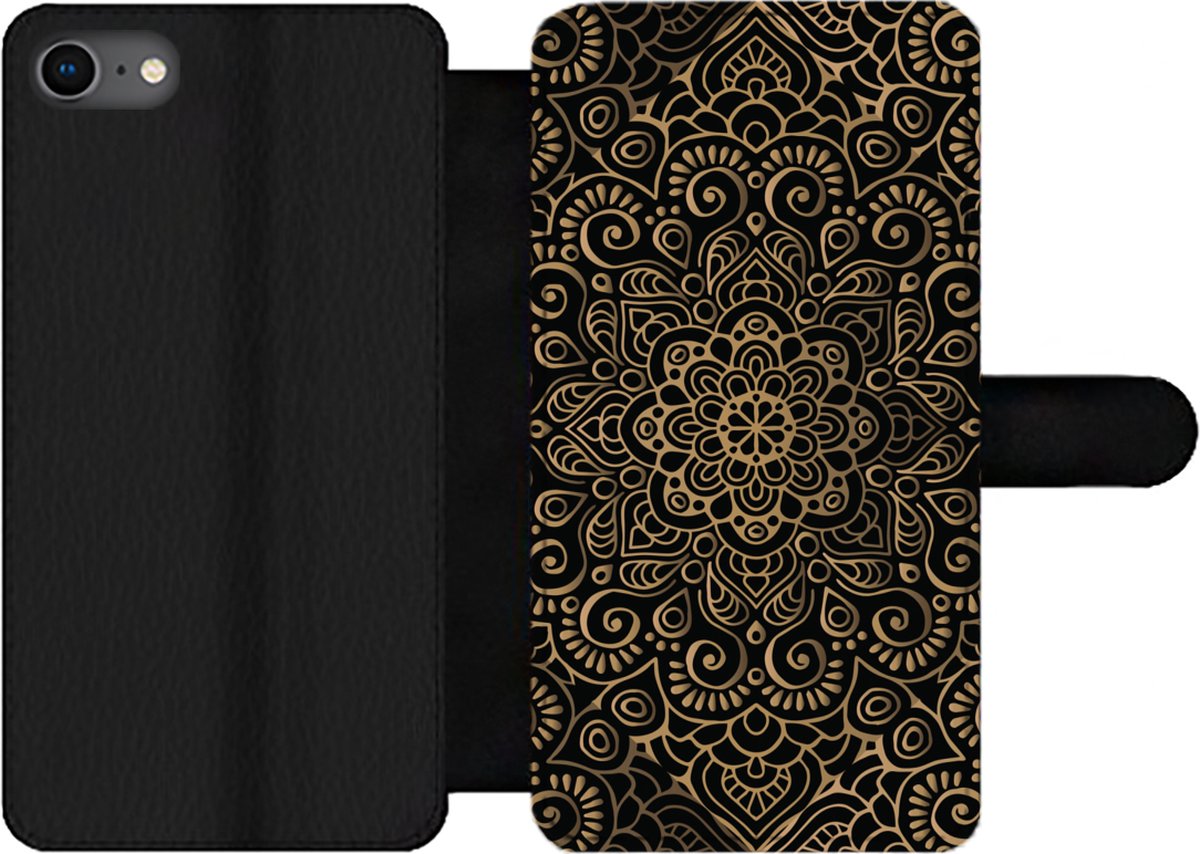 Telefoonhoesje Geschikt voor iPhone 8 telefoonhoesje - Gouden patroon op een zwarte achtergrond - Met vakjes - Wallet case met magneetsluiting