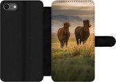 Bookcase Geschikt voor iPhone 8 telefoonhoesje - Paarden - Lucht - Gras - Met vakjes - Wallet case met magneetsluiting