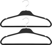 Set van 10x stuks kunststof/rubber kledinghangers zwart 45 x 24 cm - Kledingkast hangers/kleerhangers
