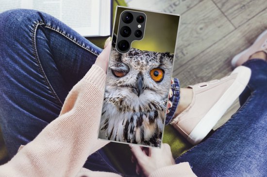 Coque de téléphone avec un hibou à l'œil orange clignant, avec des détails de plumes.