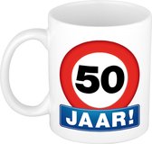 Verjaardags mok / beker 50 jaar - verkeersbord - Sarah - 300 ml keramiek