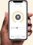 Een hand houdt een smartphone met de "Smart Bulb Filament" app. De helderheid is ingesteld op 42%.
