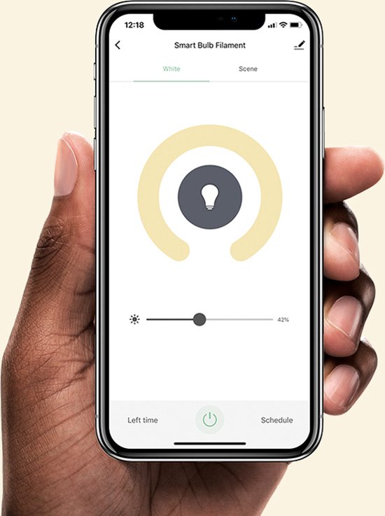Een hand houdt een smartphone met de "Smart Bulb Filament" app. De helderheid is ingesteld op 42%.