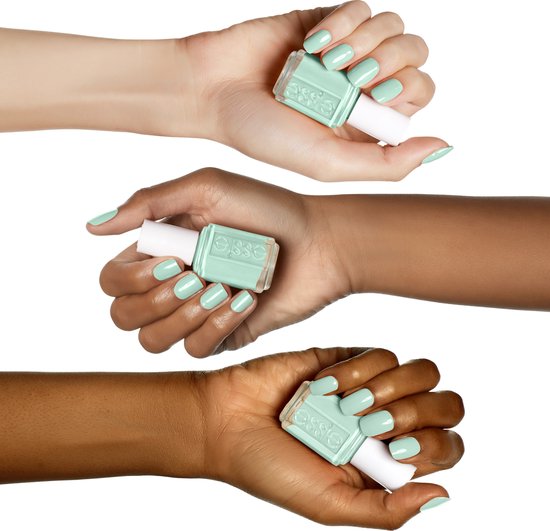 Drie handen met mintgroene Essie nagellak houden elk een flesje Essie nagellak vast.