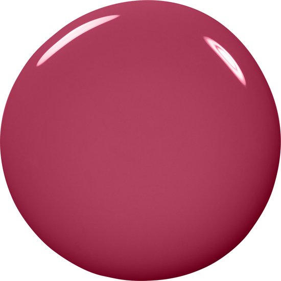 Een druppel glanzende, frambozenkleurige nagellak.