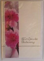 Met oprechte deelneming. Een mooie wenskaart met een roze bloem in een felle kleur. Een dubbele wenskaart inclusief envelop en in folie verpakt.