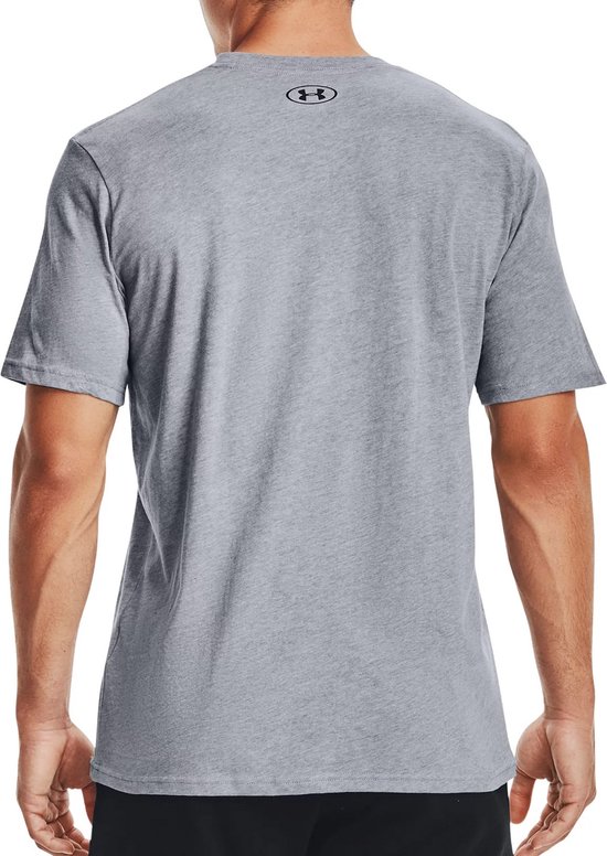 Grijs Under Armour sportshirt met aan de achterkant een rond Under Armour logo boven de neklijn.