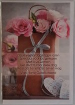 Van harte gefeliciteerd met je verjaardag! Een mooie kaart met een bos rozen en een lief gedicht. Een leuke kaart om zo te geven of om bij een cadeau te voegen. Een dubbele wenskaart inclusief envelop en in folie verpakt.