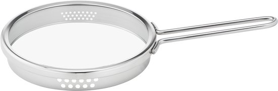 RVS steelpan met glazen deksel met zeef en een lange, ergonomische handgreep.