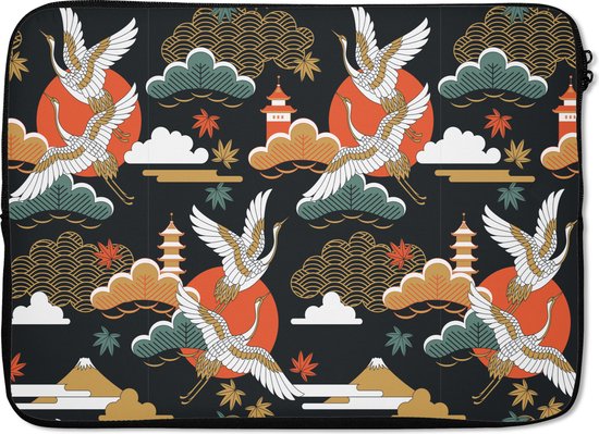 Laptophoes met Japans patroon: kraanvogels, oranje zon, pagodes, bergen en wolken op zwarte achtergrond.