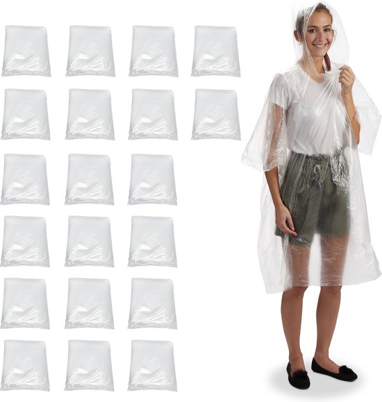 Model in witte, doorzichtige poncho met donkergroene shorts. Links 20 verpakte poncho's.