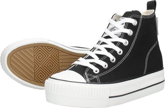 Zwarte hoge sneakers, witte veters, witte stiksels, dikke witte zool.
