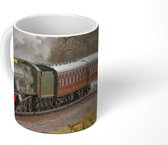 Mok - Een stoomtrein met een grijze hemel - 350 ML - Beker - Uitdeelcadeautjes