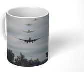 Mok - Meerdere vliegtuigen zetten de landing in - 350 ML - Beker - Uitdeelcadeautjes