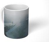 Mok - Een reiziger bewondert het mistlandschap - 350 ML - Beker - Uitdeelcadeautjes