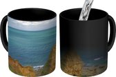 Magische Mok - Foto op Warmte Mok - Uitzicht over de zee vanaf de rotsen van Pointe Du Hoc bij in Frankrijk - 350 ML - Uitdeelcadeautjes