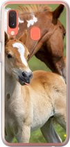 Geschikt voor Samsung Galaxy A20e hoesje - Paarden - Veulen - Gras - Siliconen Telefoonhoesje