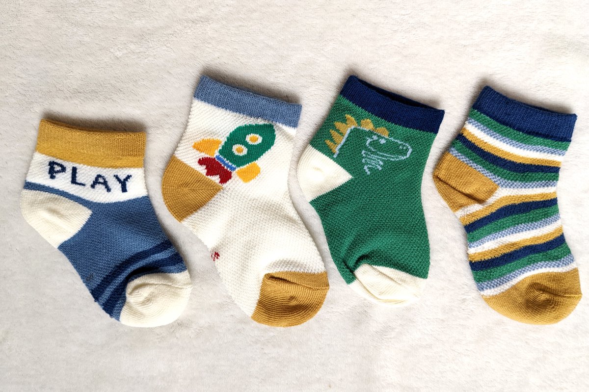 Geschenkdoos met vier baby sokken - kraamcadeau